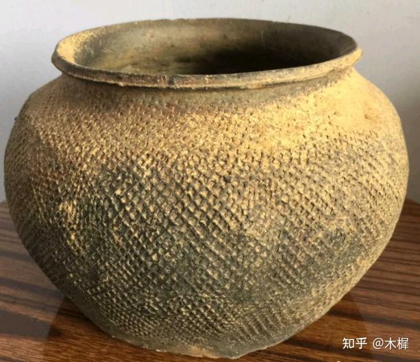 拟物（skeuomorph）示例：新形态沿用旧材料的语法